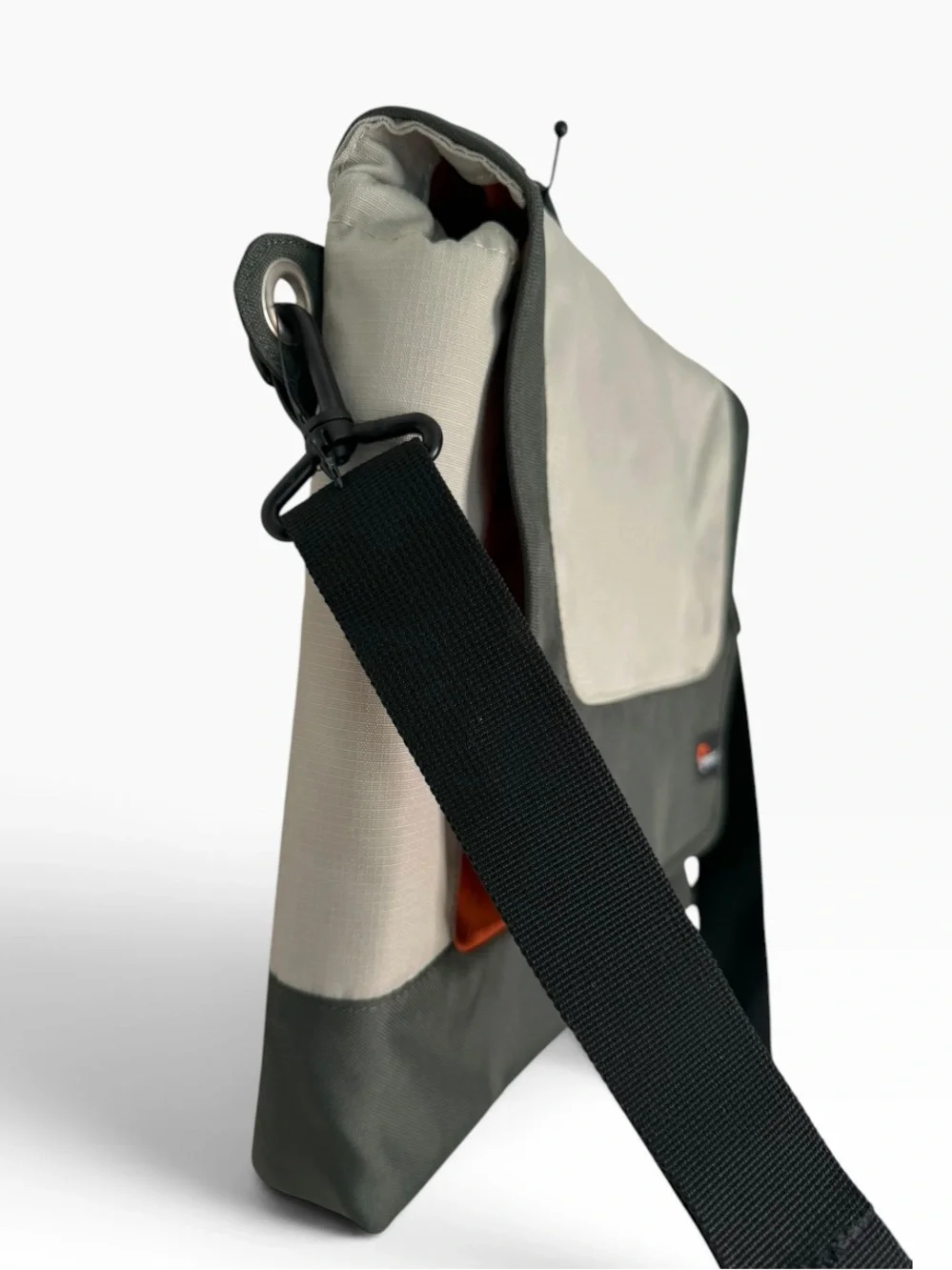 Lowepro Slim Factor M Laptop Messenger Shoulder Bag Padded Fits 14” Laptop NWOT